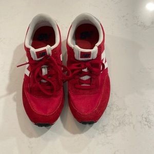 EUC Womens dark red new balance 410 tennis shoes
